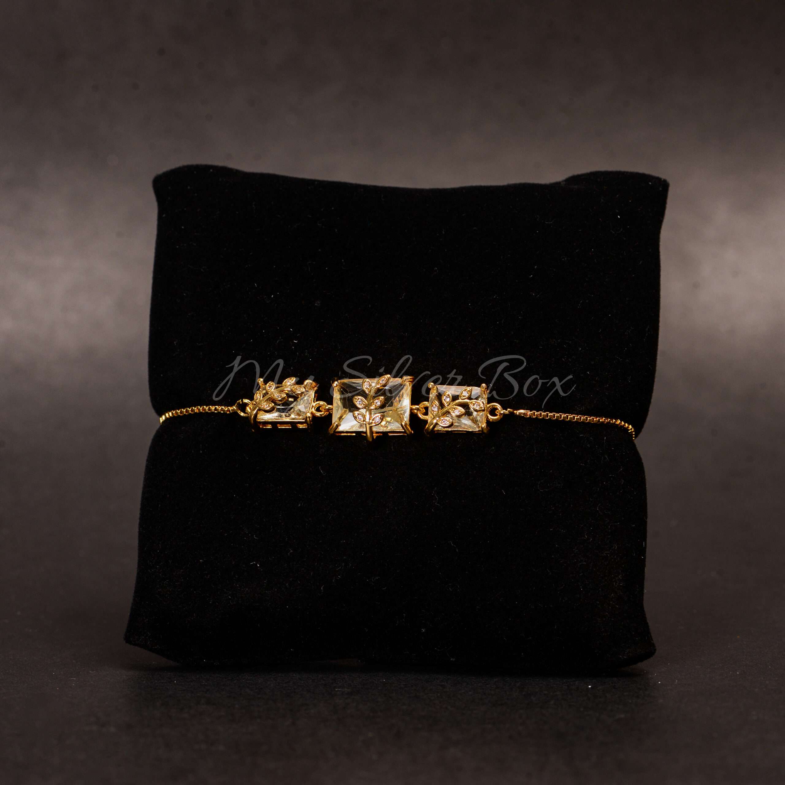 Traditional Transparent Gold Leaf Design Bracelet